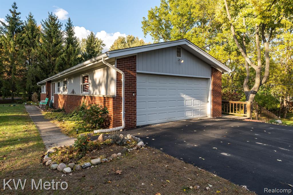 5805 Orion Road Rochester, MI 48306 - Photo 2 of 33