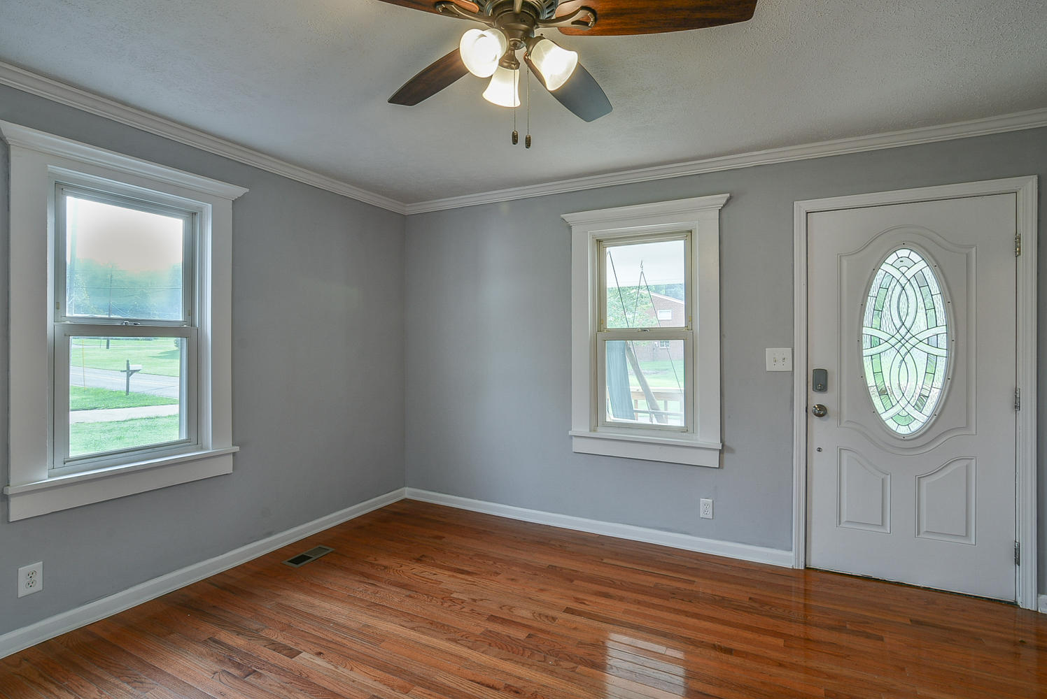 1601 Stratford Road Kingsport, TN 37664 - Photo 8 of 34 1601 Stratford living room 4