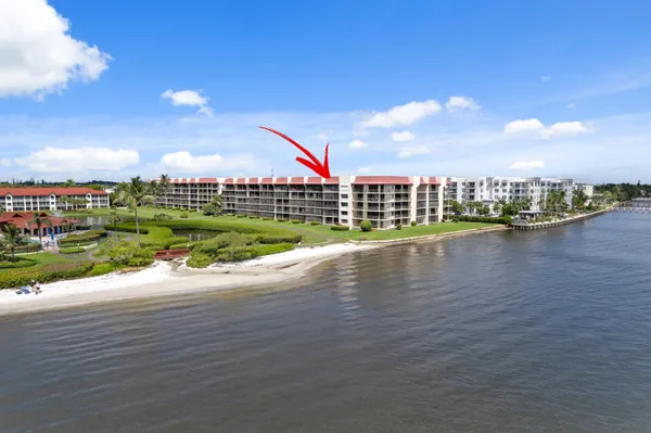 $2,700 | 7020 Half Moon Circle, Unit 205, Hypoluxo, FL 33462