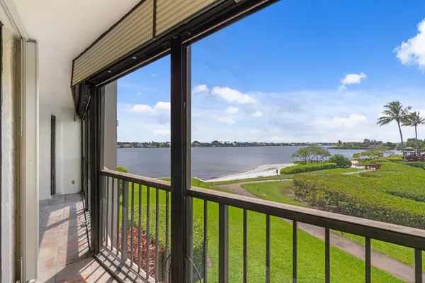 $2,700 | 7020 Half Moon Circle, Unit 205, Hypoluxo, FL 33462