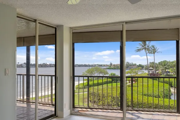 $2,700 | 7020 Half Moon Circle, Unit 205, Hypoluxo, FL 33462