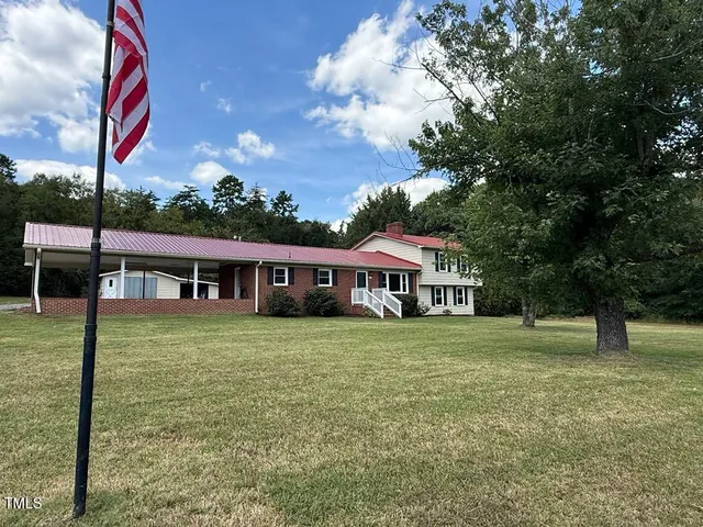 a view of a house with a yard