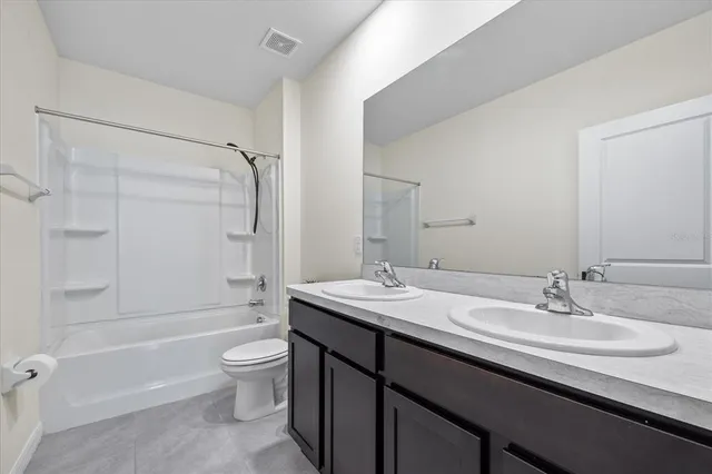 a view of a house with backyard