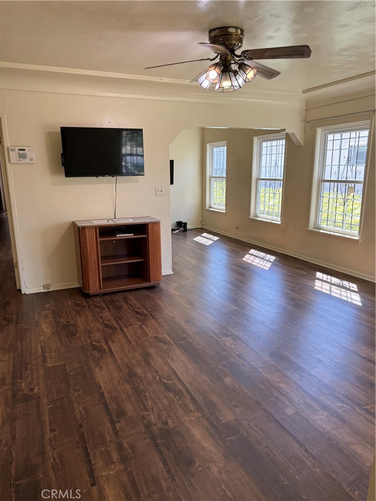 14708 South Frailey Avenue Compton, CA 90221 - Photo 13 of 26 Living Room