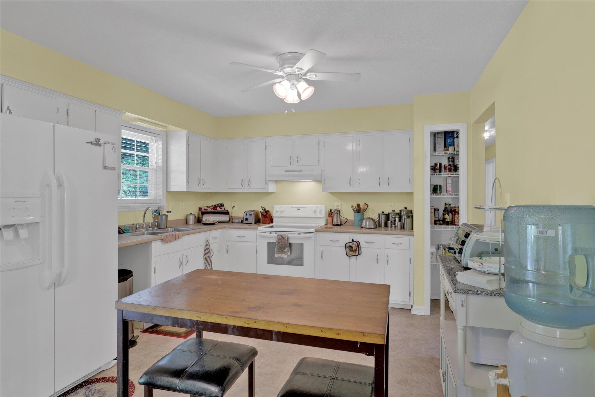 3716 Mutton Hollow Road Knoxville, TN 37920 - Photo 15 of 36 Bright kitchen