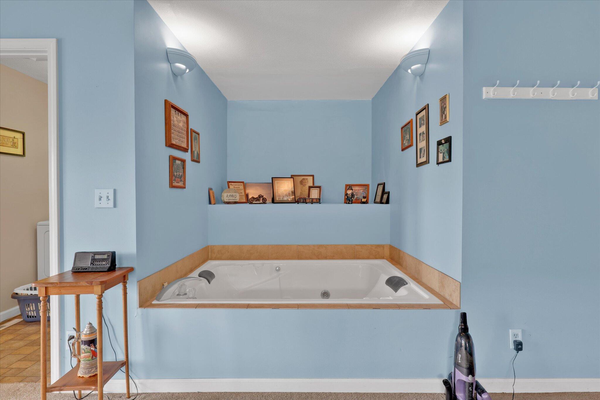 3716 Mutton Hollow Road Knoxville, TN 37920 - Photo 23 of 36 Whirlpool tub