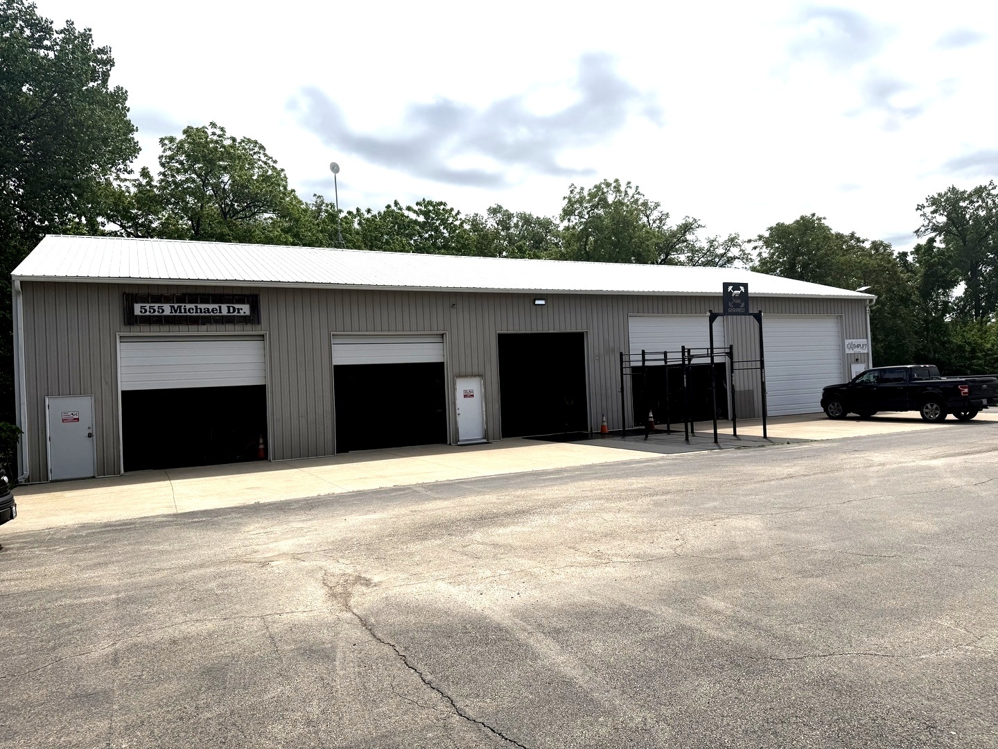 555 Michael Drive Morris, IL 60450 - Photo 2 of 27
