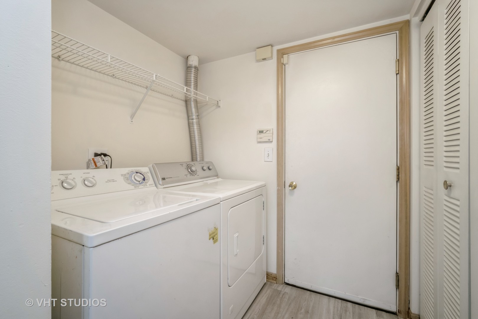 417 Locksley Drive Streamwood, IL 60107 - Photo 14 of 25 a bathroom with a sink and a mirror