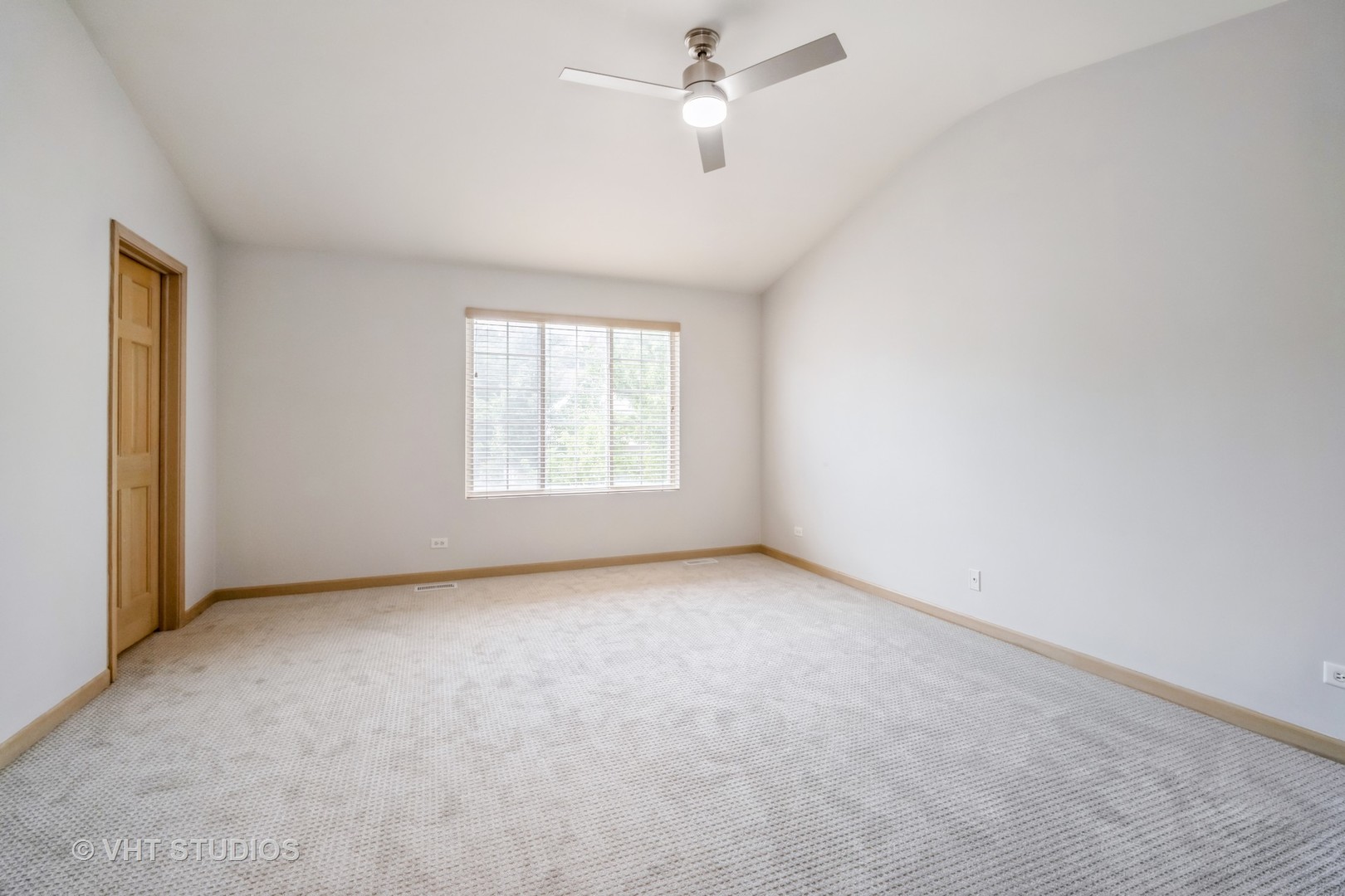 417 Locksley Drive Streamwood, IL 60107 - Photo 18 of 25 an empty room with windows and fan