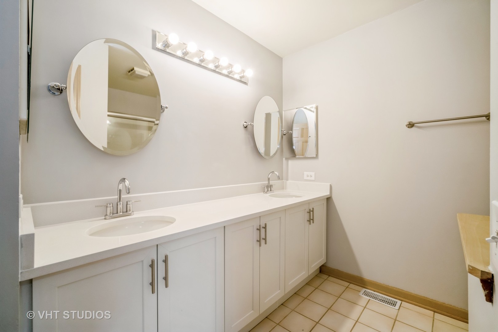 417 Locksley Drive Streamwood, IL 60107 - Photo 21 of 25 a bathroom with a sink and mirror