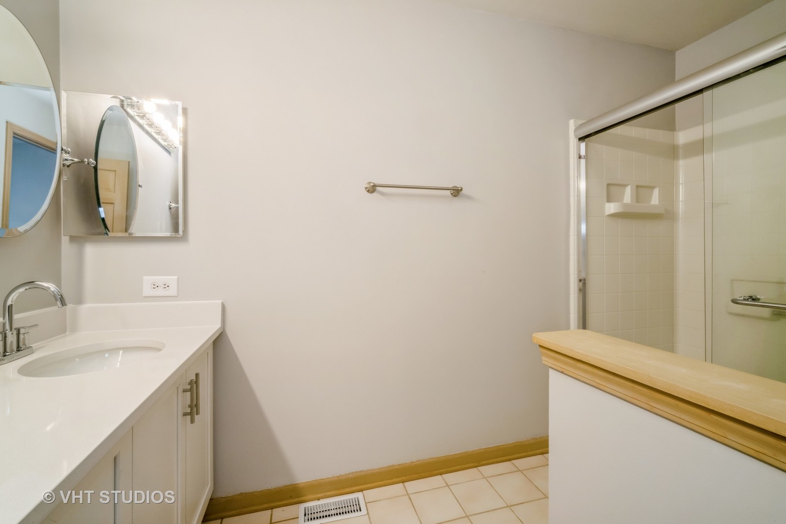 417 Locksley Drive Streamwood, IL 60107 - Photo 22 of 25 a bathroom with a sink and a mirror