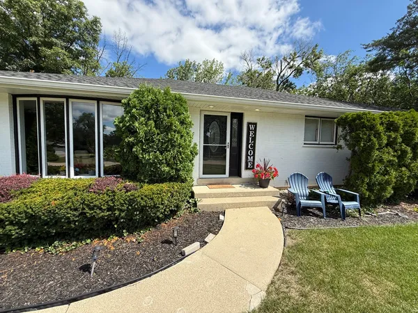 $734,000 | 4 Yorkshire Drive, Lincolnshire, IL 60069