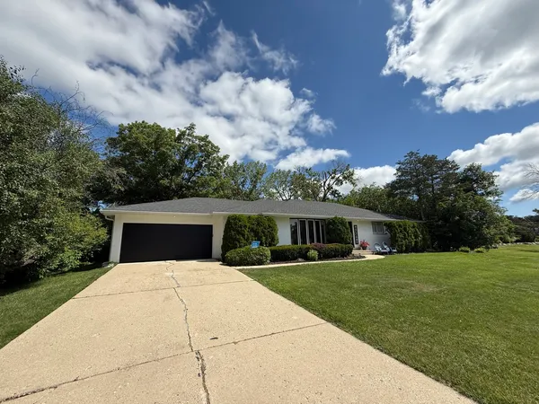 $734,000 | 4 Yorkshire Drive, Lincolnshire, IL 60069