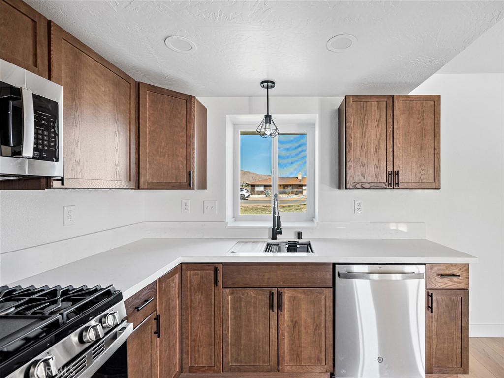 16548 Quinnault Road Apple Valley, CA 92307 - Photo 12 of 38