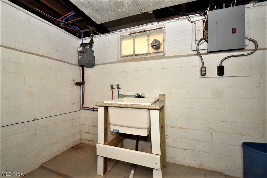 956 Woodview Road Cleveland, OH 44121 - Photo 26 of 30 Gallery Image 26