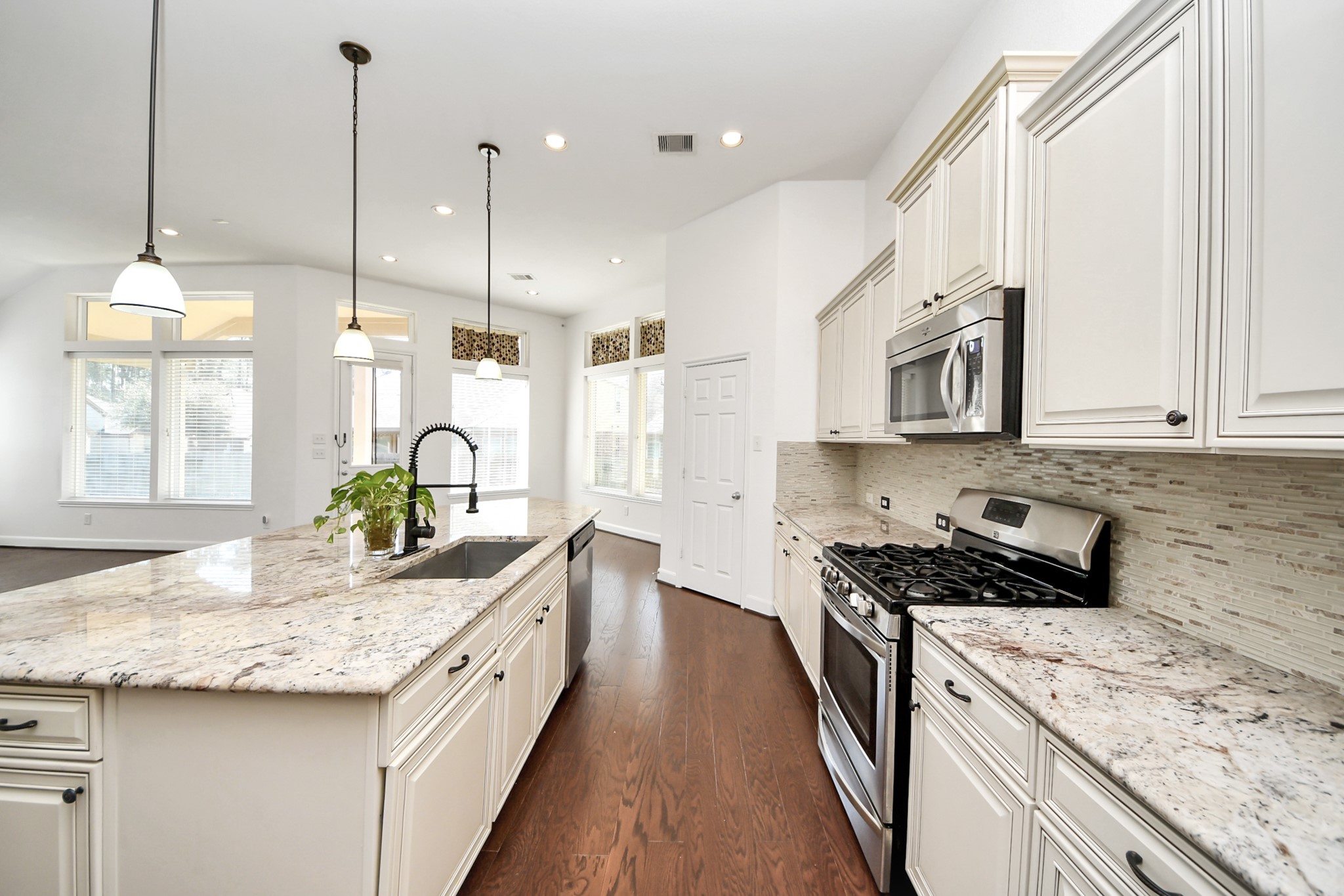 1947 Parnevik Place Conroe, TX 77304 - Photo 10 of 37