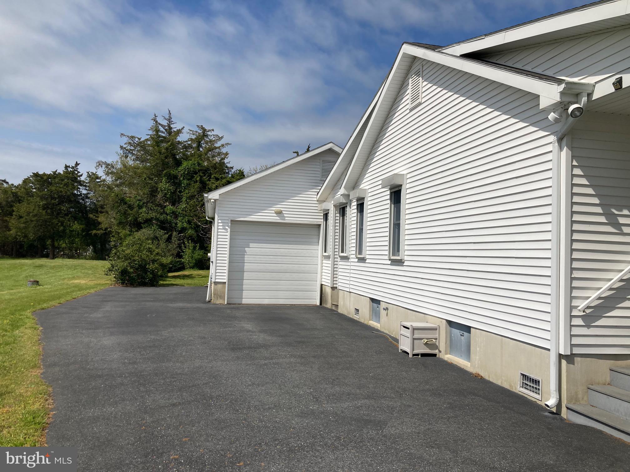Garage w/workshop