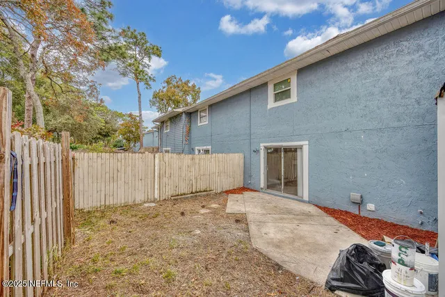 a view of a backyard