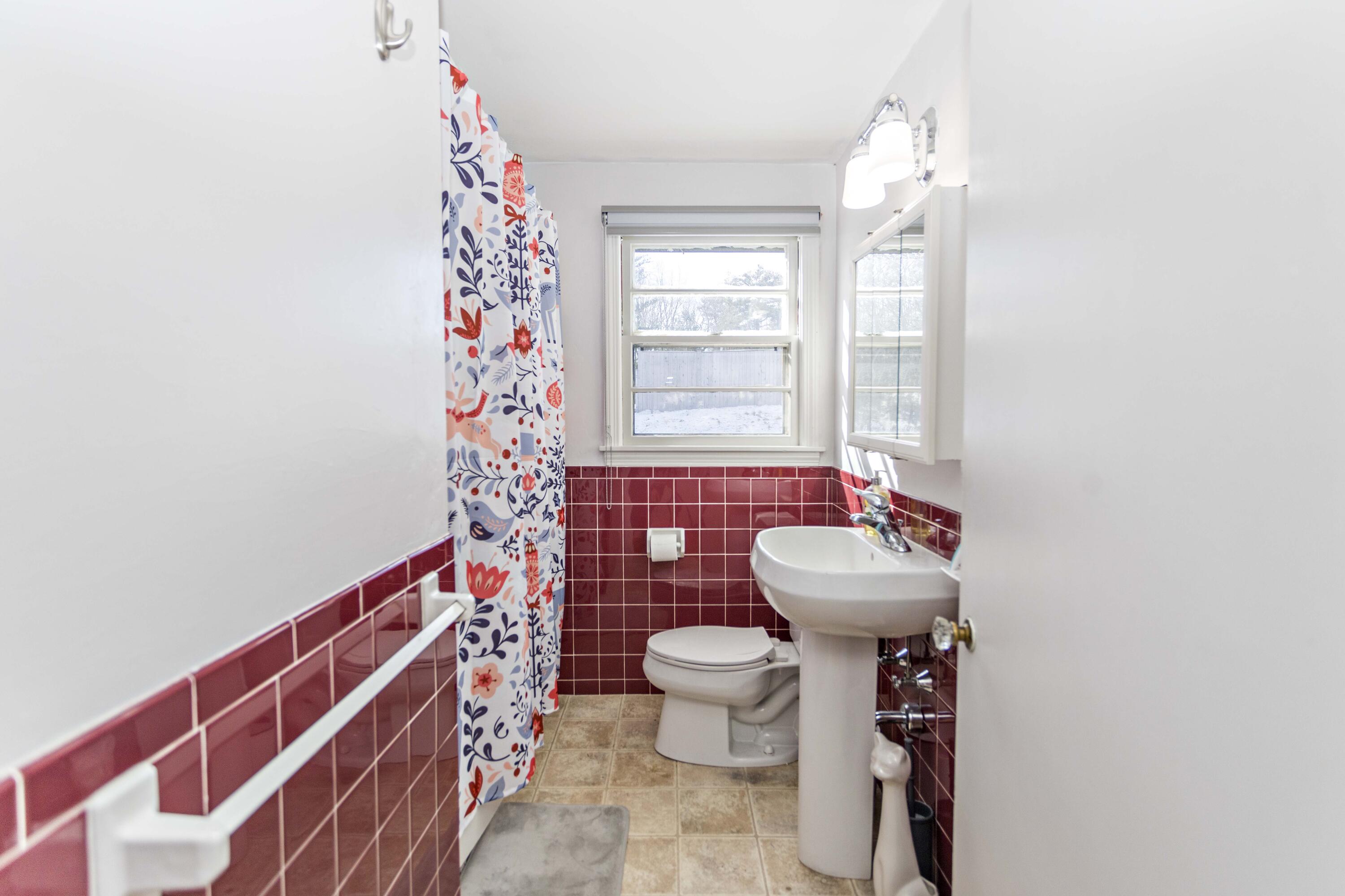 7 Justamere Road Brunswick, ME 04011 - Photo 10 of 21 Bathroom