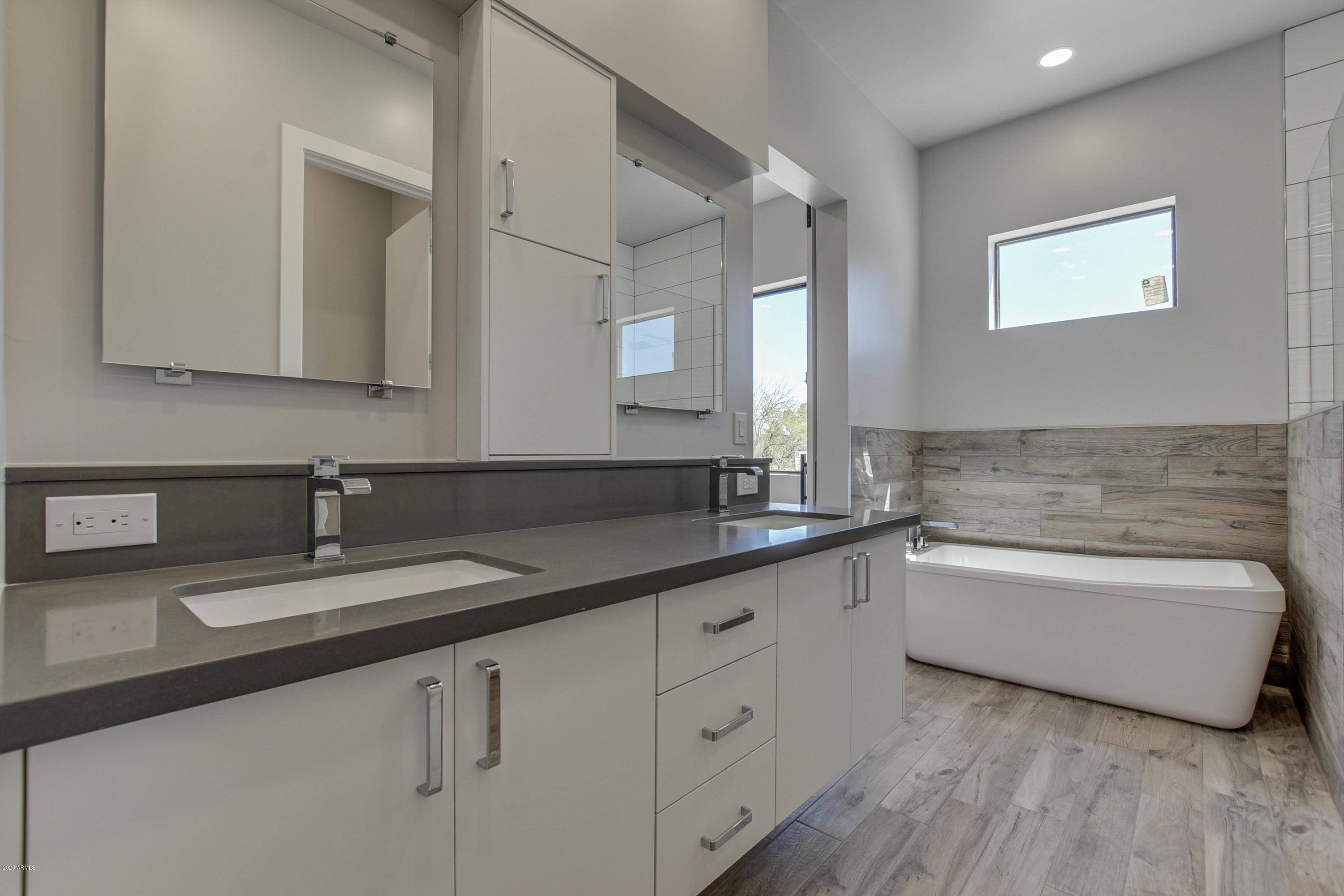 2645 East Osborn Road, Unit 6 Phoenix, AZ 85016 - Photo 20 of 43 a bathroom with a sink and a bathtub