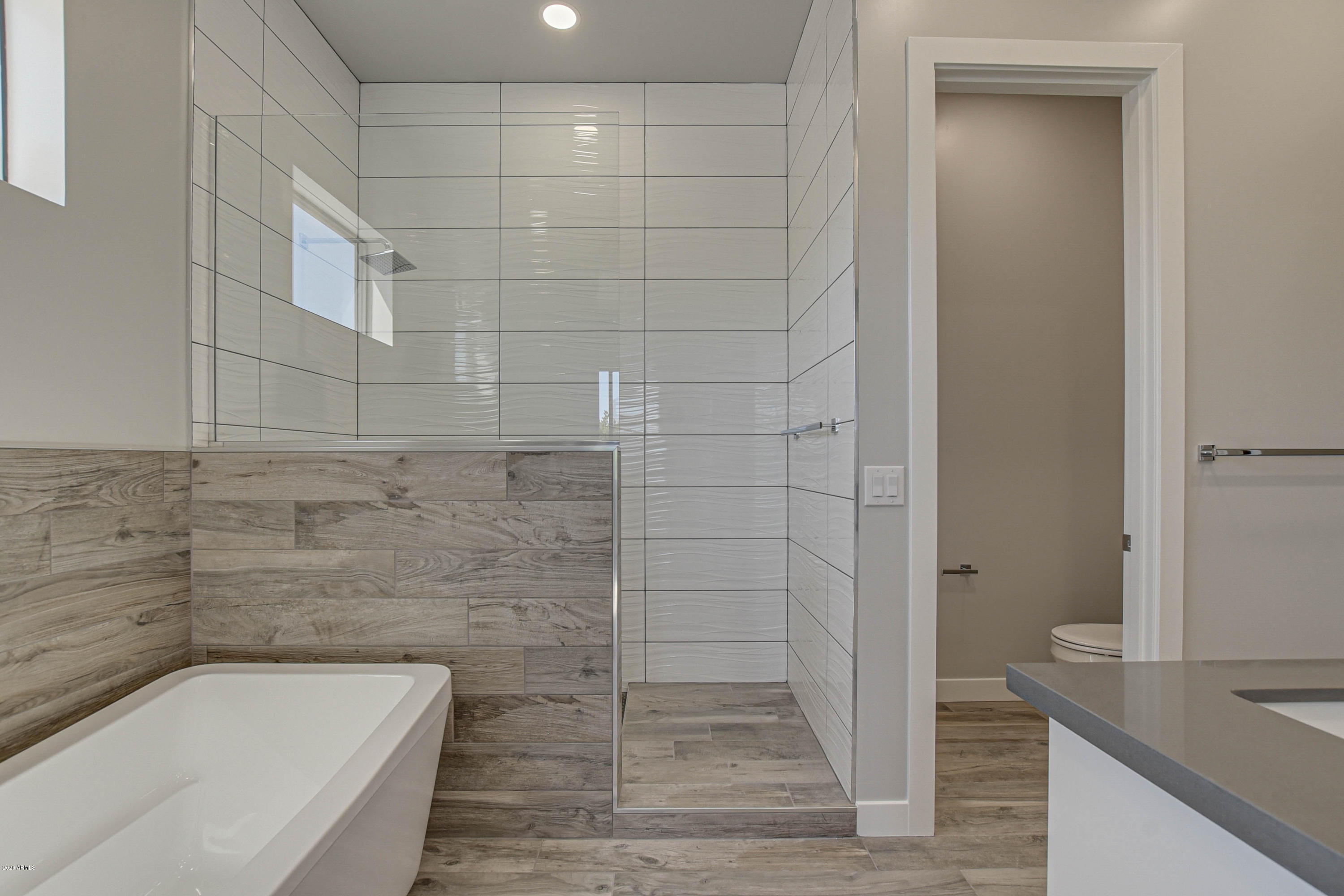 2645 East Osborn Road, Unit 6 Phoenix, AZ 85016 - Photo 21 of 43 a bathroom with a bathtub