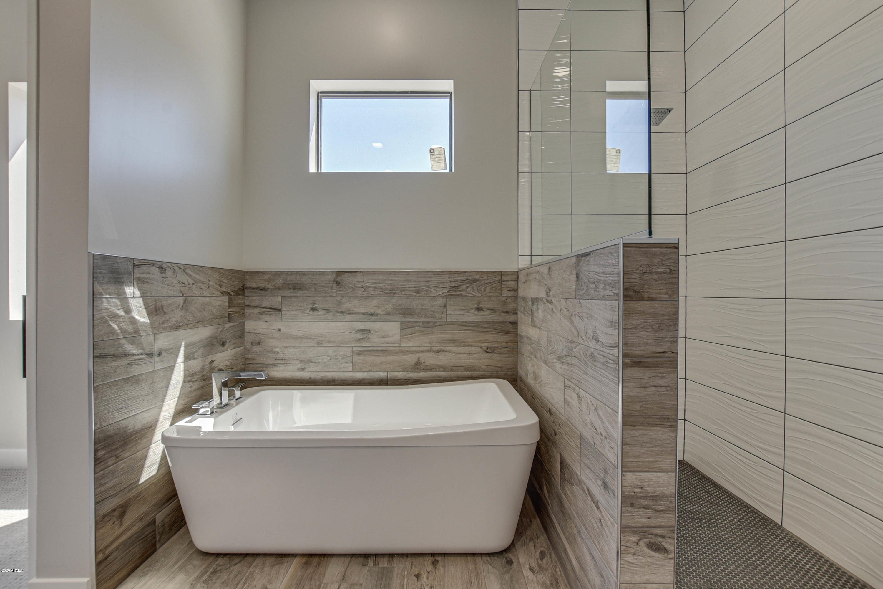 2645 East Osborn Road, Unit 6 Phoenix, AZ 85016 - Photo 22 of 43 a bathroom with a bathtub
