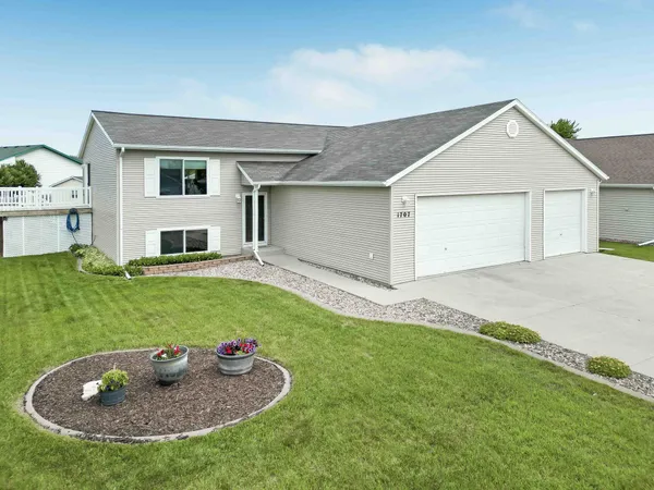 $380,000 | 1707 Huntington Drive, West Fargo, ND 58078