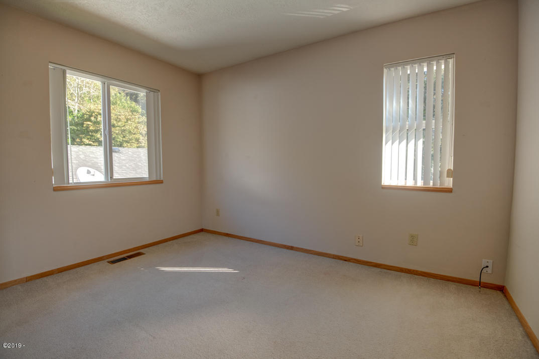 33-35 Northeast Spring Avenue Depoe Bay, OR 97341 - Photo 10 of 14 bdrm 1