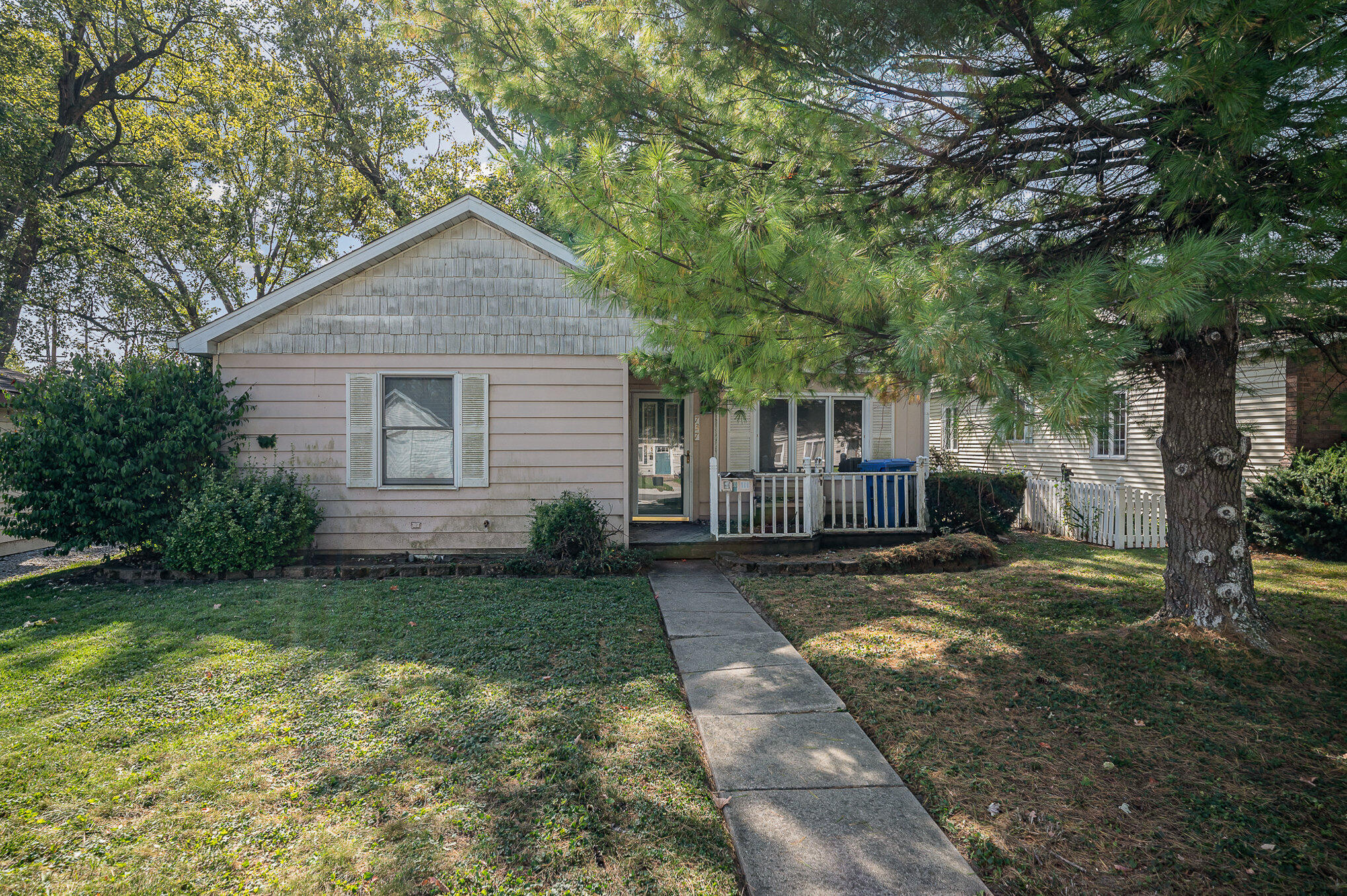 a view of a yard in front of house