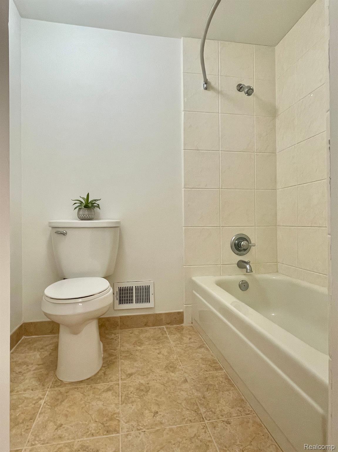 5009 Aintree Road Rochester, MI 48306 - Photo 30 of 41 2nd floor full bath