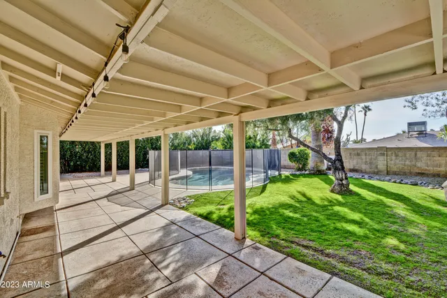 a view of a backyard