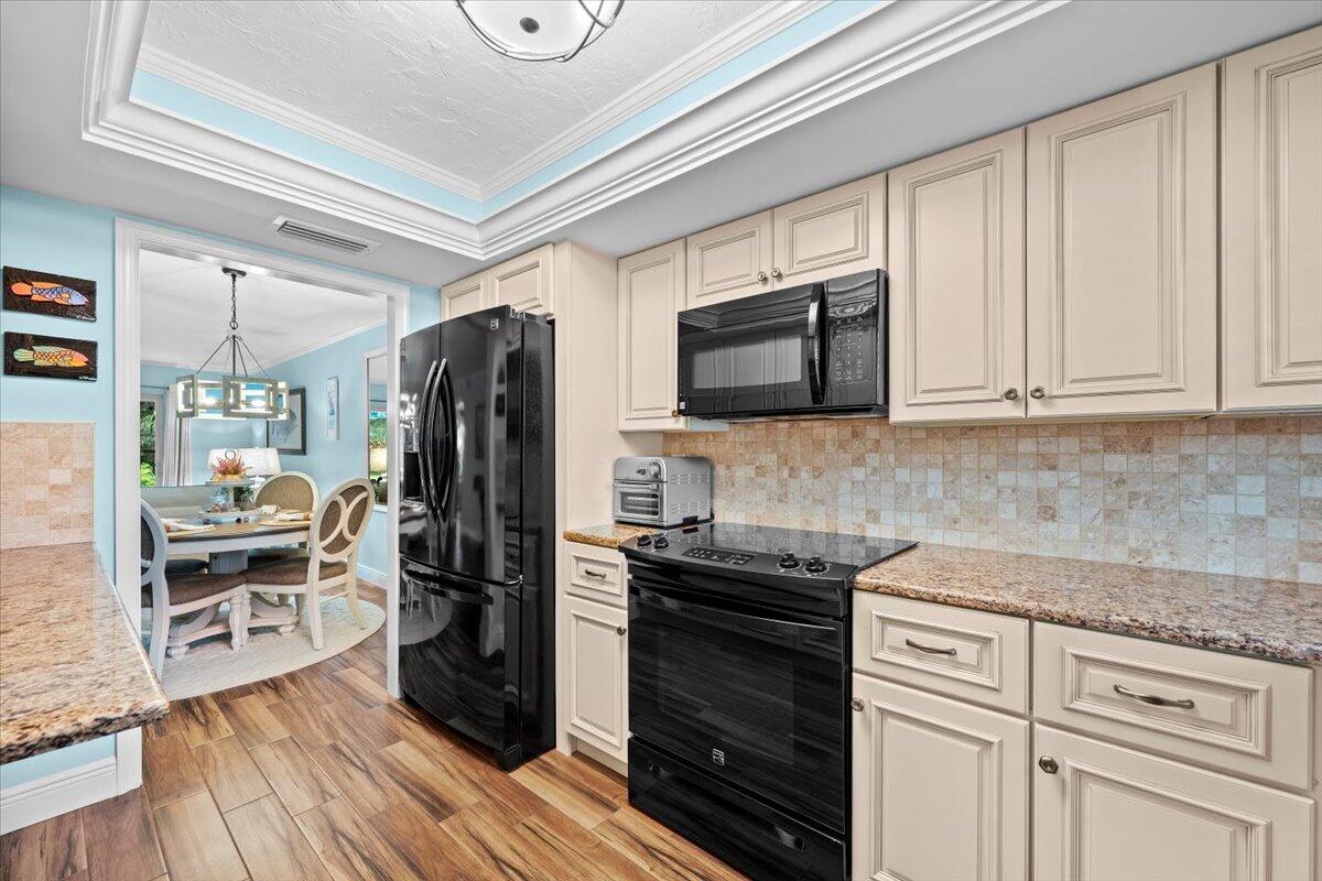 1205 Sandy Lane, Unit 145 Singer Island, FL 33404 - Photo 6 of 30 05-LUX_8304