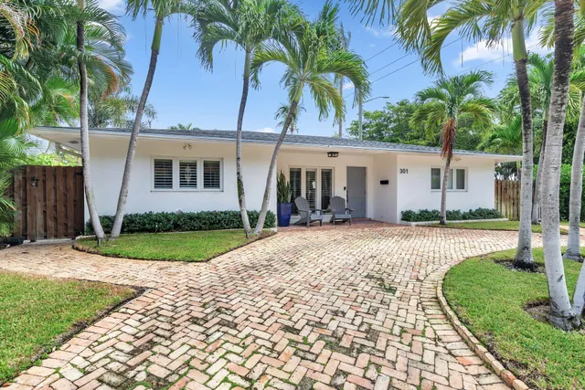 a view of a house with a backyard