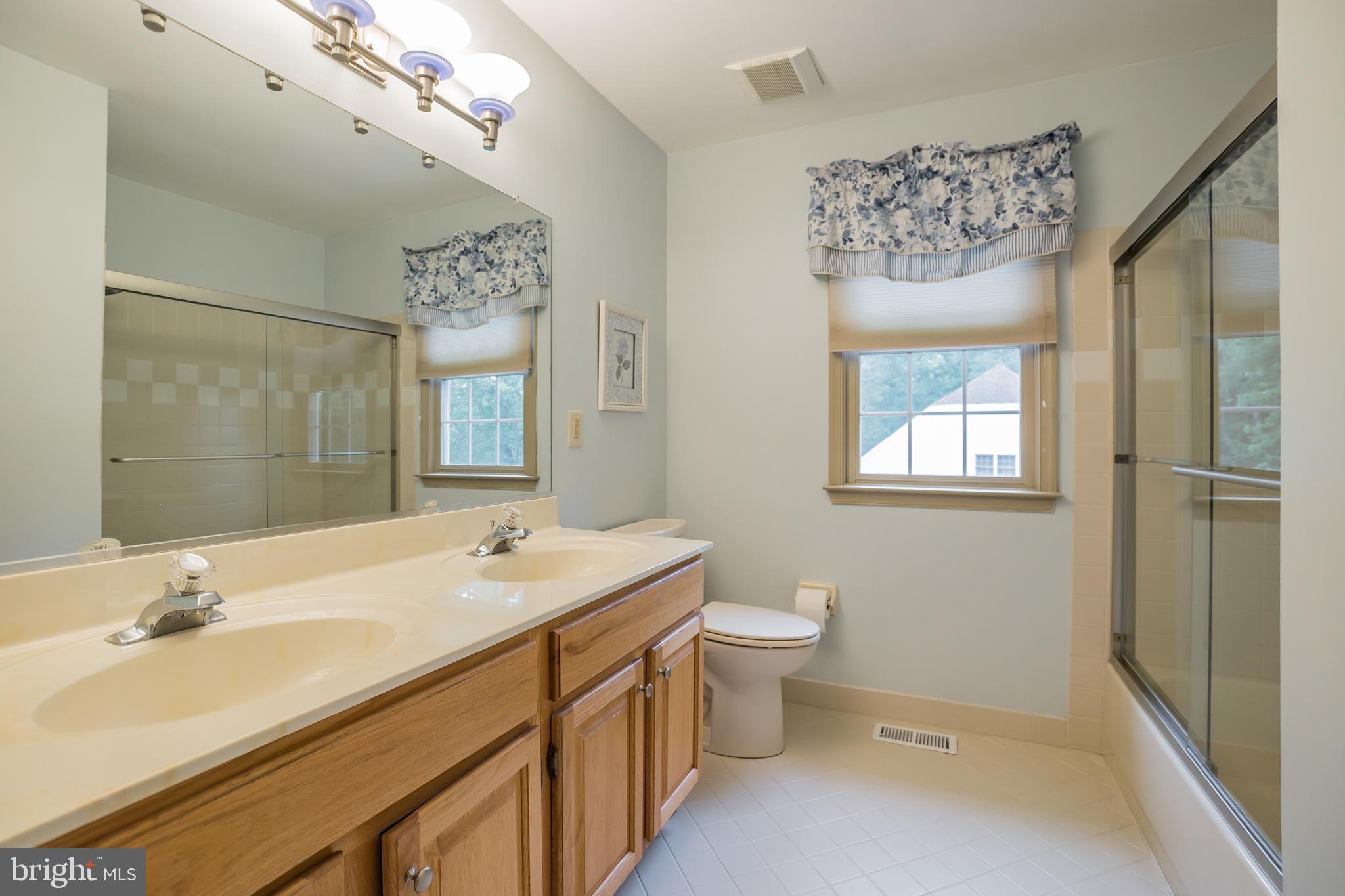 850 Wooded Pond Road Ambler, PA 19002 - Photo 23 of 34 Full hall bath