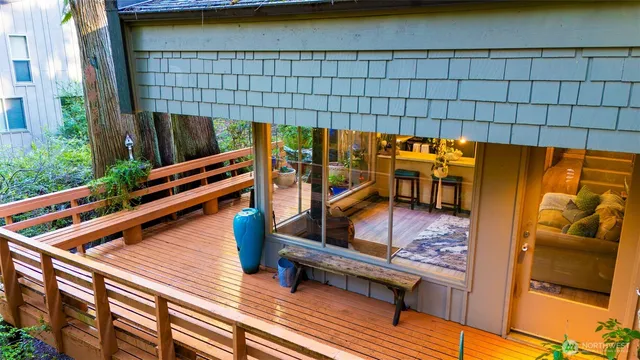 a view of sitting area with furniture