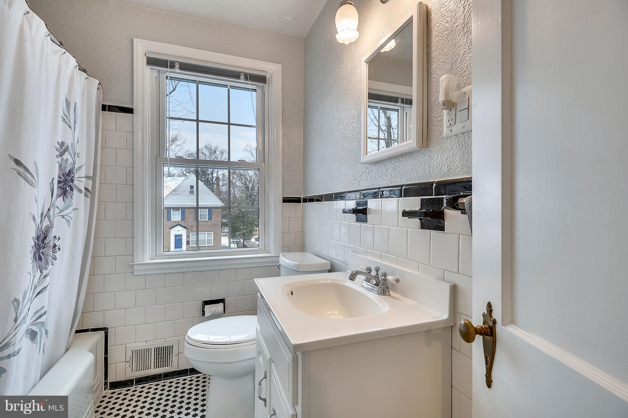 208 Overbrook Road Baltimore, MD 21212 - Photo 15 of 26 Bath