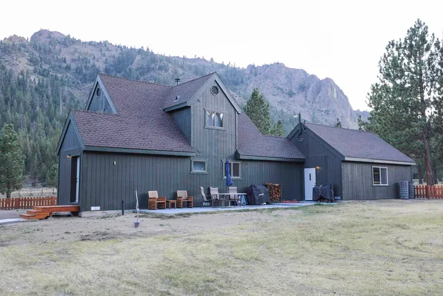 a view of a house with a backyard
