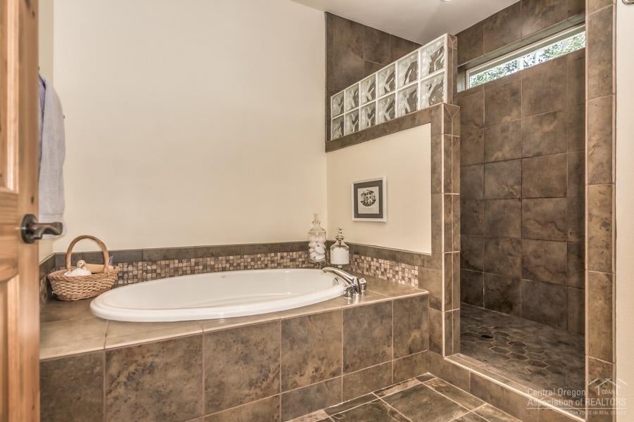 19505 Sugar Mill Loop Bend, OR 97702 - Photo 14 of 23 Luxurious soaking tub and huge walk in s