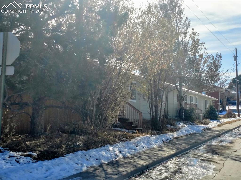 476 Elbert Street Elizabeth, CO 80107 - Photo 14 of 16 a backyard of a house with lots of green space