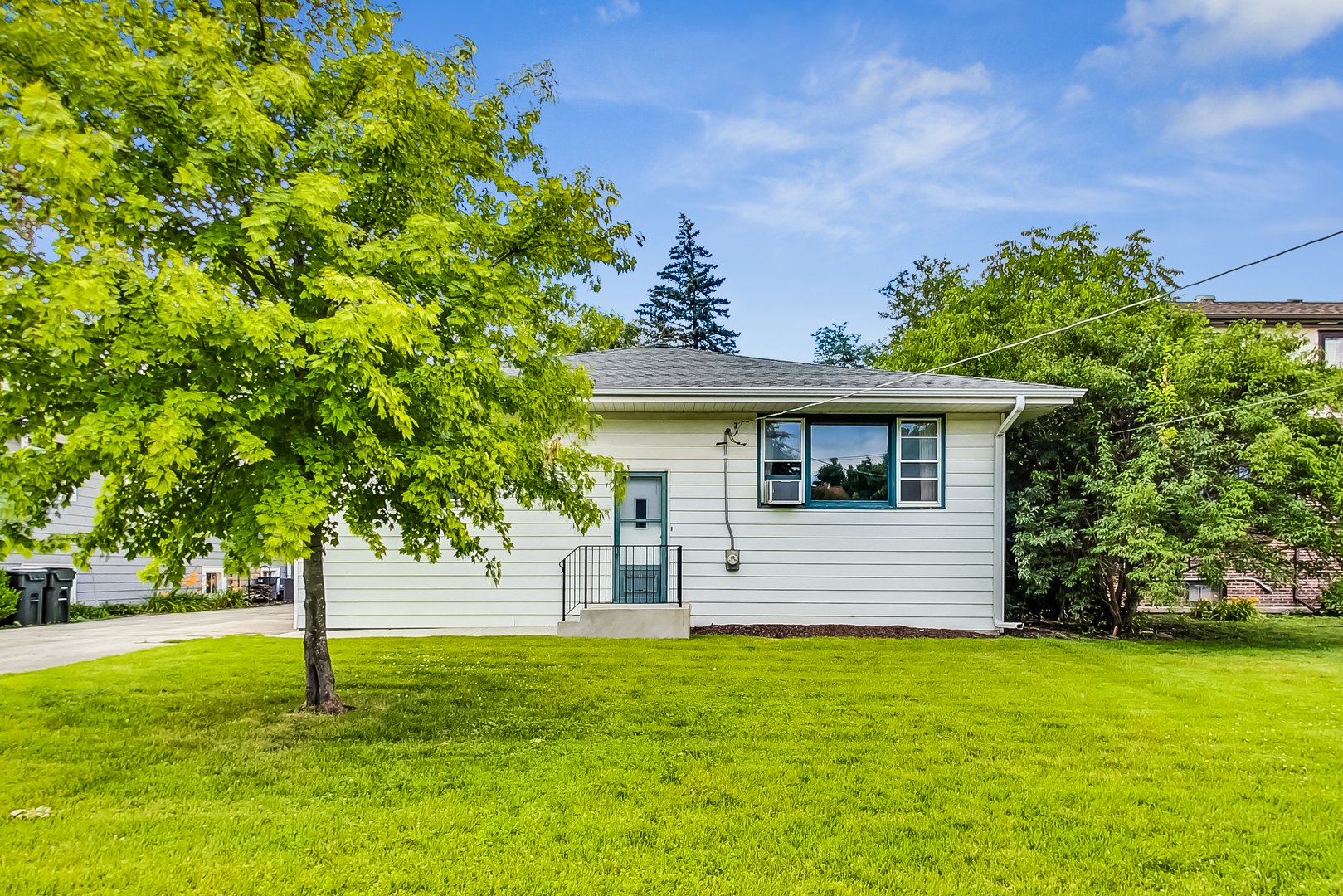 225 Herrick Road Riverside, IL 60546 - Photo 32 of 42 a front view of a house with a yard