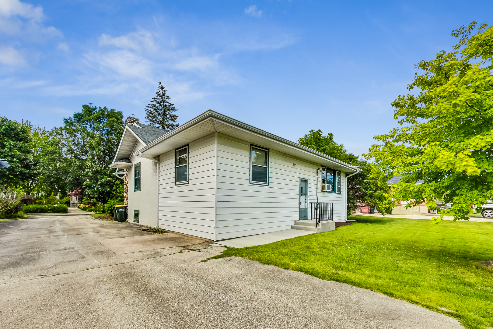 225 Herrick Road Riverside, IL 60546 - Photo 34 of 42 a front view of house with yard and green space
