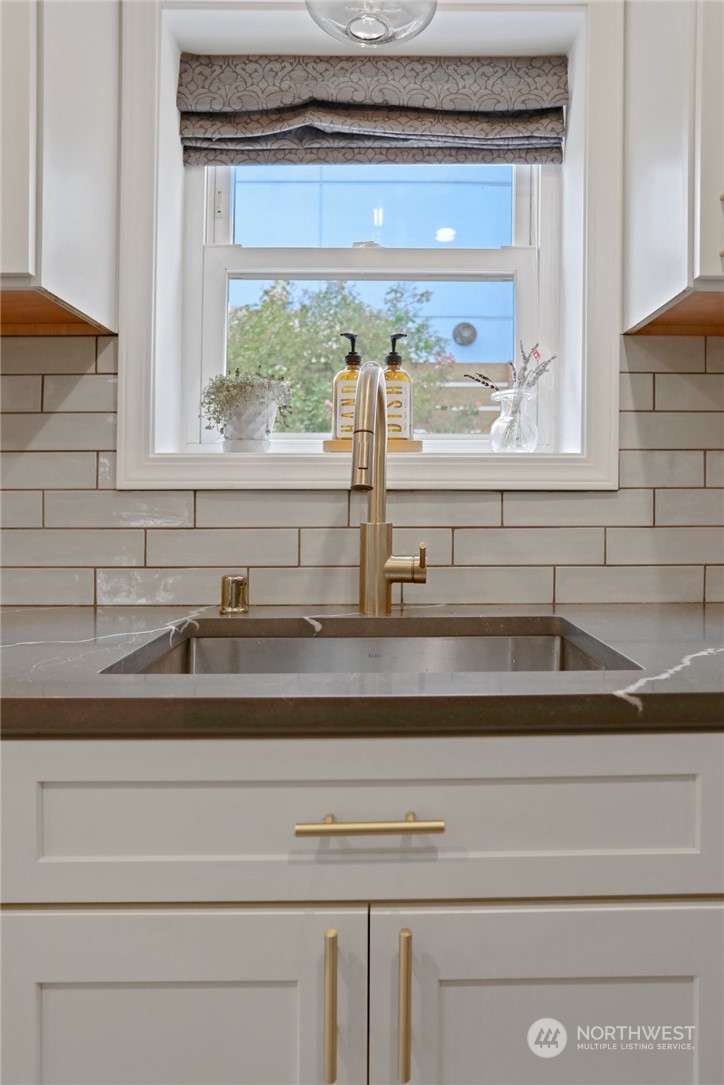 3953 Southwest Kenyon Street Seattle, WA 98136 - Photo 8 of 39 Gallery Image 8