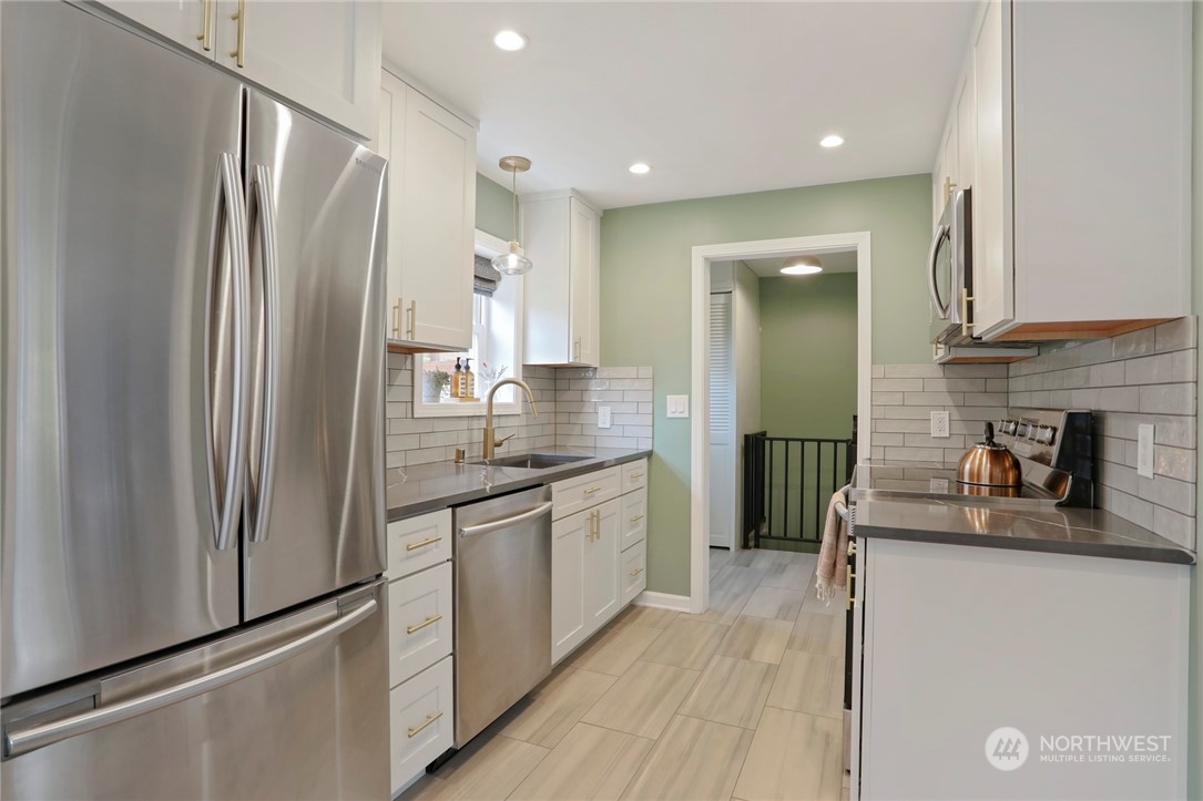 3953 Southwest Kenyon Street Seattle, WA 98136 - Photo 9 of 39 Gallery Image 9