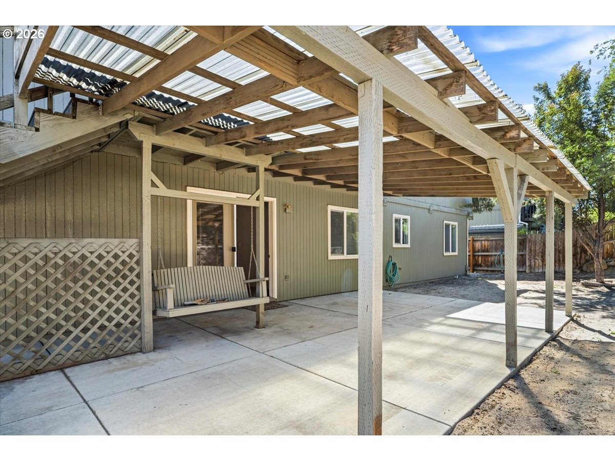 2439 Southwest 33rd Street Redmond, OR 97756 - Photo 38 of 40