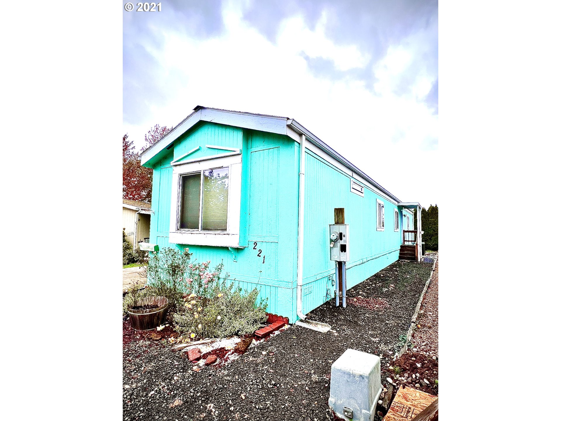 2150 Laura Street, Unit 221 Springfield, OR 97477 - Photo 2 of 16 a house with a small yard plants