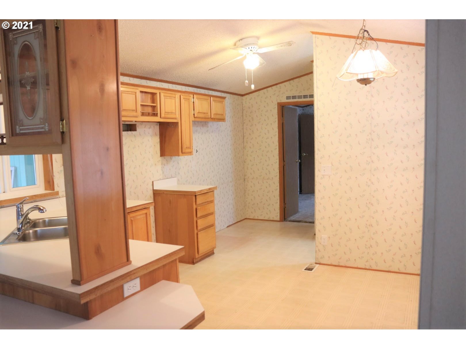 2150 Laura Street, Unit 221 Springfield, OR 97477 - Photo 6 of 16 a view of a bathroom with a tub