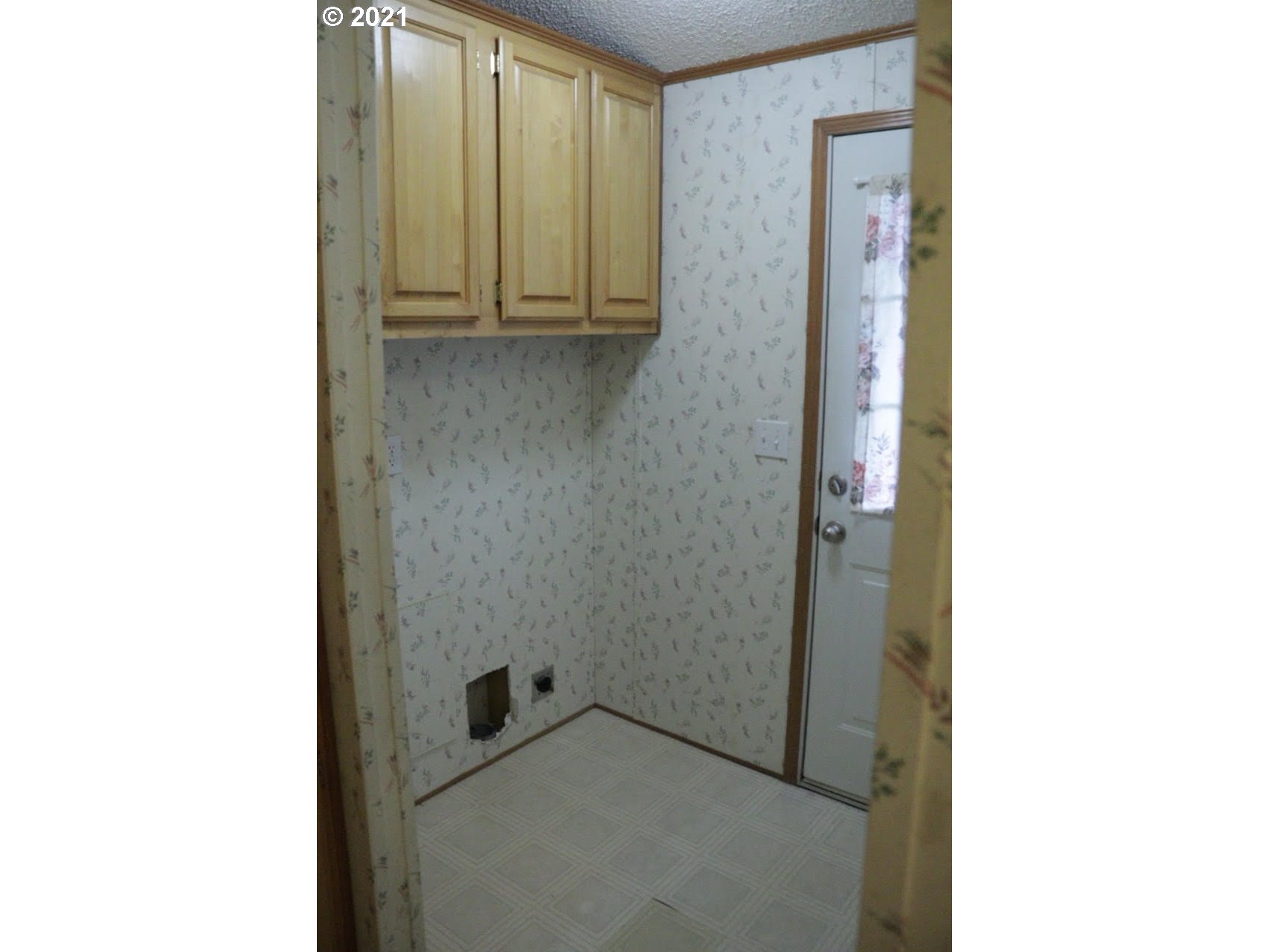 2150 Laura Street, Unit 221 Springfield, OR 97477 - Photo 9 of 16 a view of a bathroom with mirror