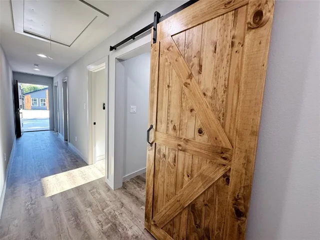 a view of empty room with window and ceiling fan
