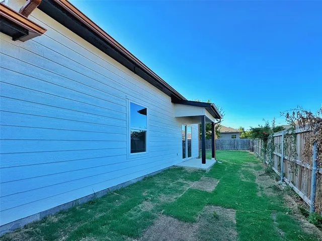 a view of a backyard