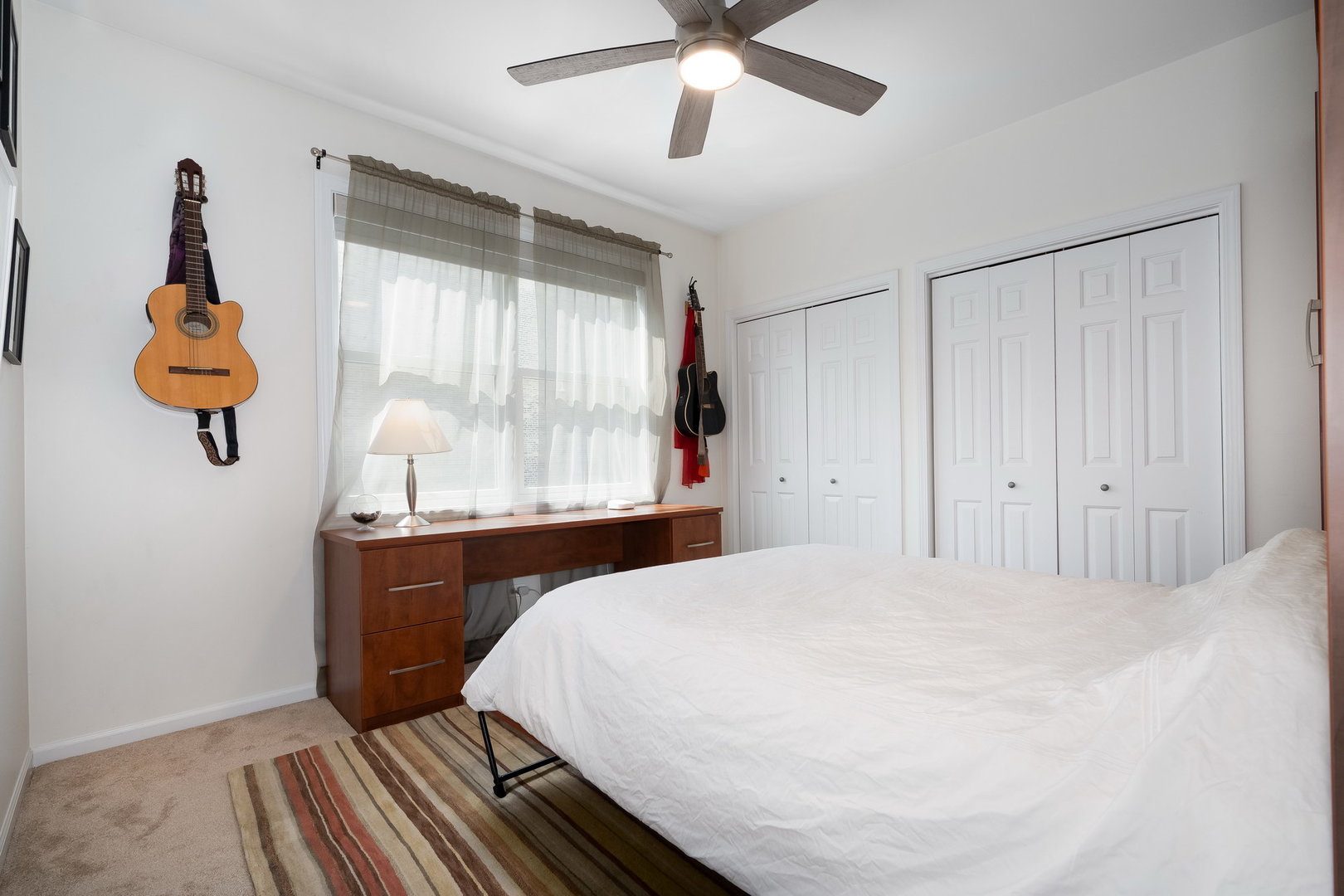 4826 North Winthrop Avenue, Unit 2S Chicago, IL 60640 - Photo 14 of 21 a bedroom with a large bed and a window